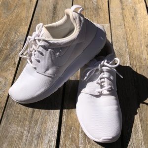 White Nike Tanjun